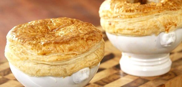 Говядина в красном вине под крышкой из слоеного теста