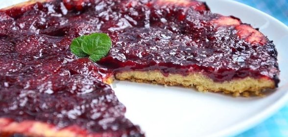 Тарт с карамелизированной клубникой