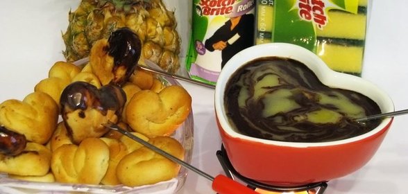 Фондю Два шоколада с ананасовым печеньем