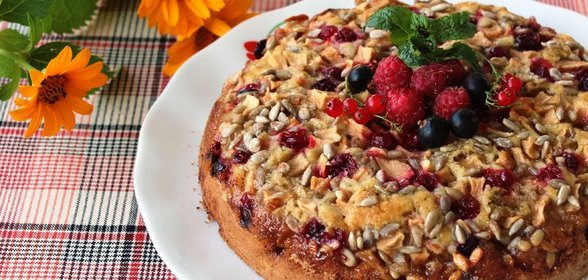 Кекс с яблоками, семечками и клюквой