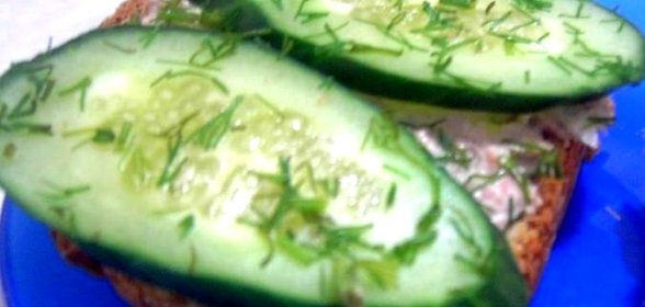 Бутерброды с паштетом и огурцом