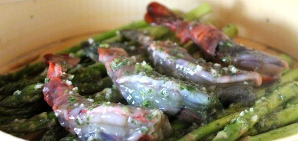 Креветки со спаржей и зеленым маслом