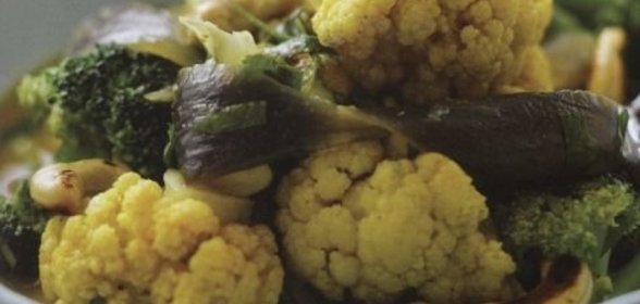 Рагу из брокколи и цветной капусты с кешью