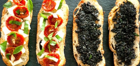 Брускетта с вялеными томатами и оливковым тапенадом