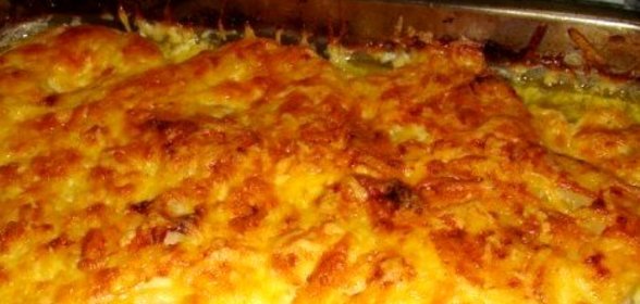 Мясо с картофелем, луком и сыром