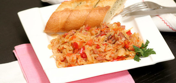 Тушеная капуста с копченостями