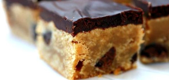 Шоколадные пирожные с арахисовым маслом и орехами пекан