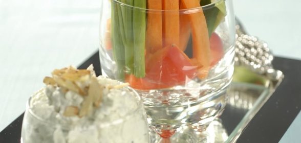 Нарезка из овощей с сырным соусом