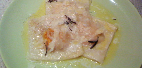 Равиоли из слоеного теста с тыквой, пармезаном и топленым розмариновым маслом