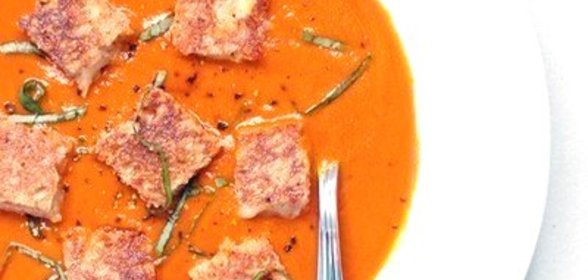 Острый томатный суп с сырными гренками