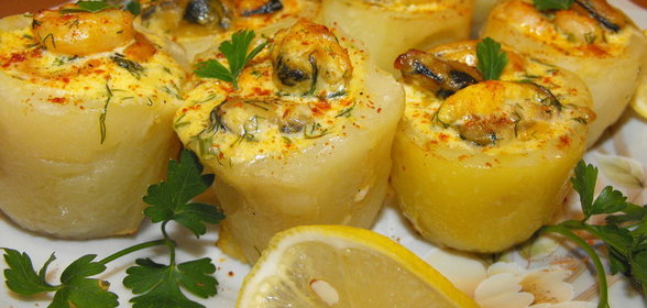 Картофельные стаканчики с морепродуктами