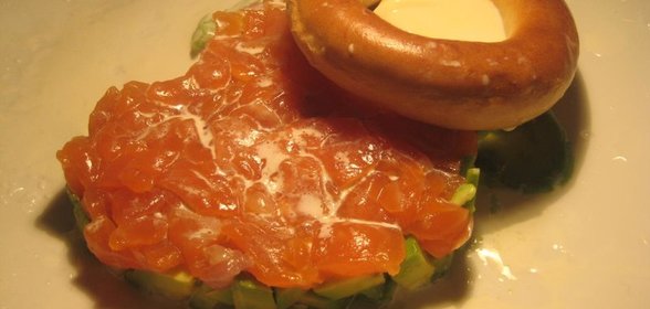 Сердечко из сёмги и авокадо с соусом в баранке