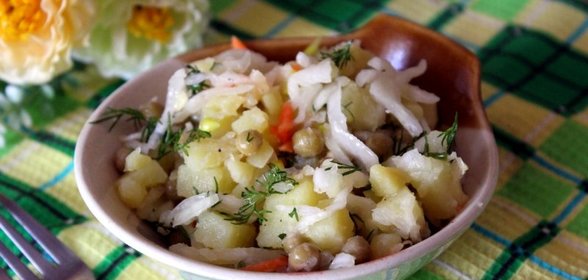 Постный картофельный салат с квашенной капустой и зеленым горошком