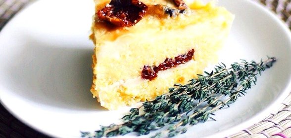 Полента с моцареллой, вялеными помидорами и пряными травами