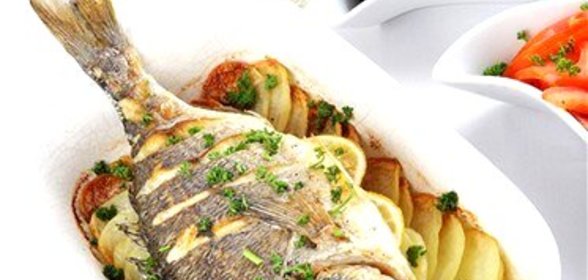 Дорада, запеченная с лимонным соком, петрушкой и сливочным маслом