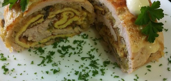 Рулет куриный с грибами, сыром и омлетом