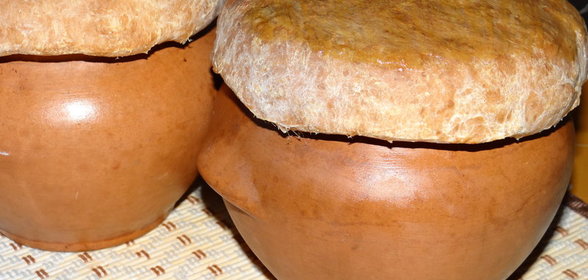 Жаркое из мяса с квашеной капустой и съедобной крышечкой