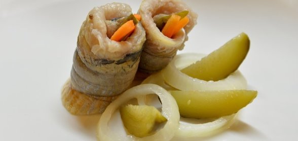 Рулетики из сельди в маринаде