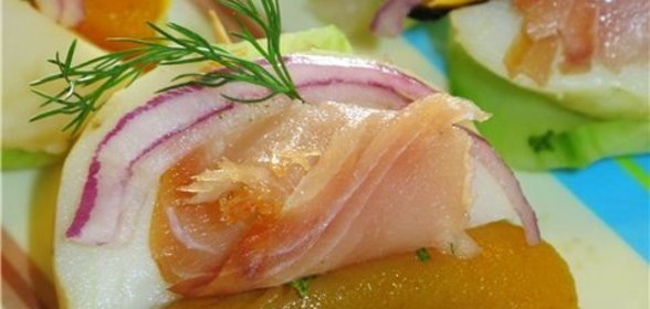 Закуска-канапе с осетриной и молодым картофелем