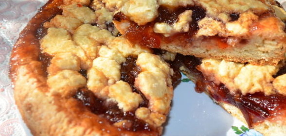 Пирог со сливовым вареньем