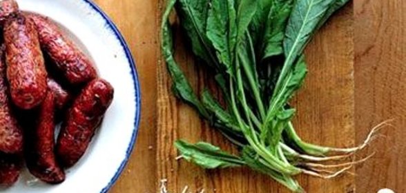 Сосиски-гриль с соусом песто из руколлы