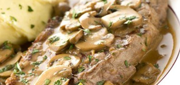 Говяжий стейк со сливочно-грибным соусом