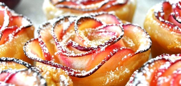 Яблочные розочки в слоеном тесте