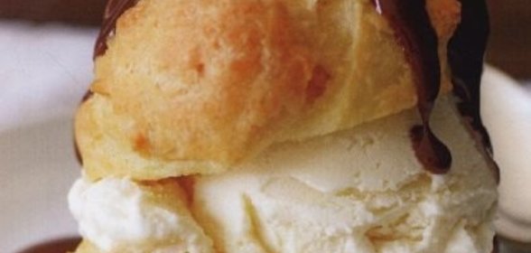 Эклеры с мороженым и шоколадным соусом