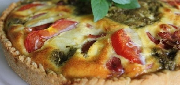 Киш с соусом песто и пармской ветчиной