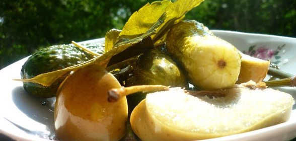 Огурчики малосольные с яблоками