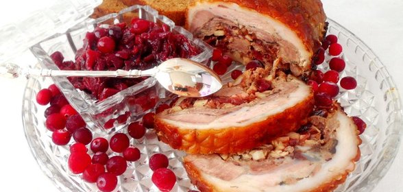 Рулька свиная фаршированная клюквенно-луковым джемом с имбирем