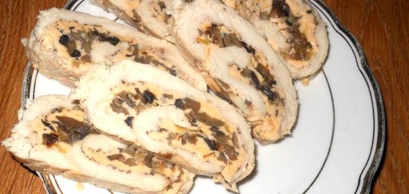 Куриный рулет с грибами и сыром