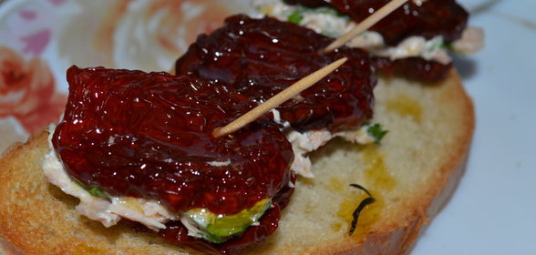 Вяленые помидоры с тунцом и сливочным сыром