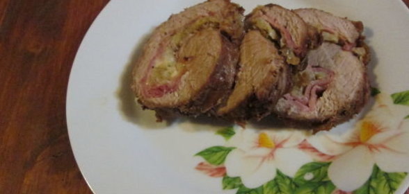 Мясной рулет с начинкой