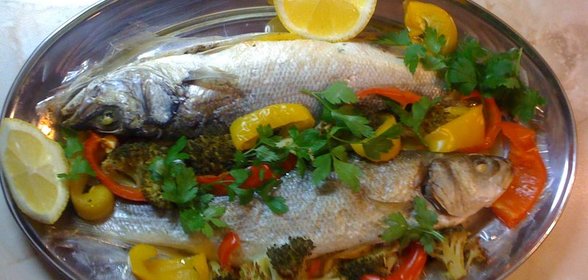 Сибас запеченный с овощами и лимоном