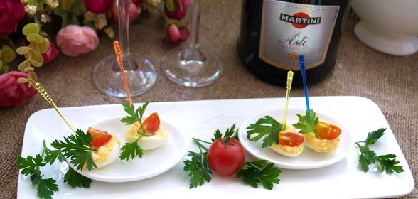 Закусочные яйца с икрой мойвы