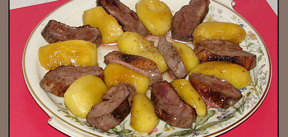 Утиная грудка Магре с яблоками