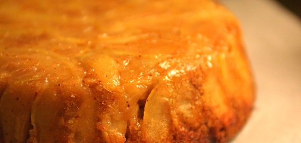 Шарлотка с замороженными яблоками