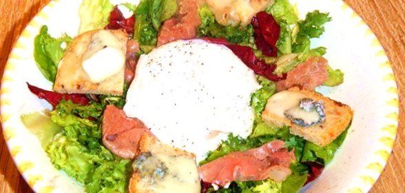 Теплый салат с пармской ветчиной, яйцом пашот и козьим сыром