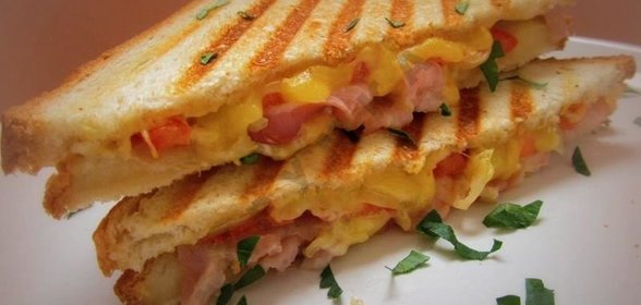 Сэндвич с сыровяленым беконом и сыром на гриле