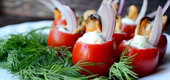 Помидоры черри, фаршированные мидиями и сливочным сыром