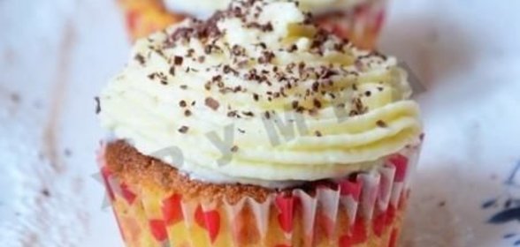 Капкейки с белым шоколадом и фисташками