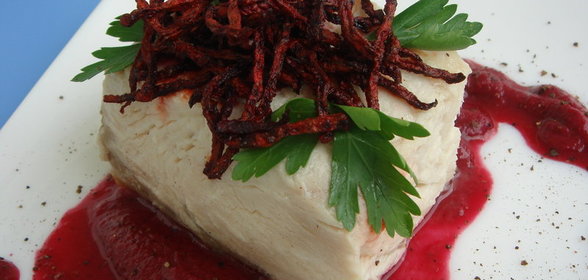 Белая рыба с соусом из свеклы и чипсами