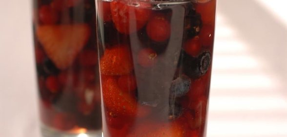 Ягоды в желе из розового вина