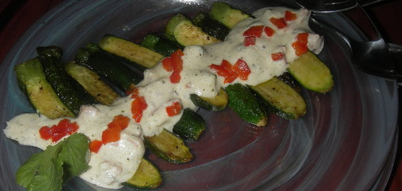 Цуккини под соусом из голубого сыра и запеченого перца