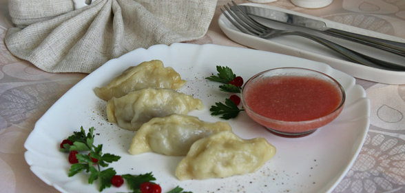 Паровые вареники с мясом и томатным соусом с хреном