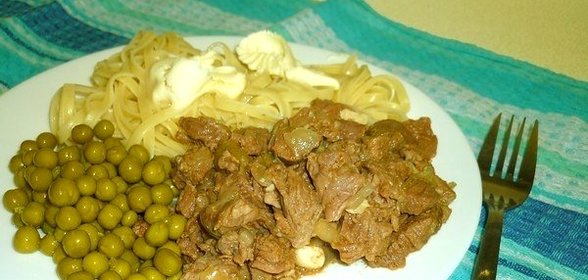 Тушеное мясо в мультиварке Редмонд