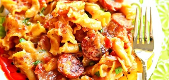 Макароны с колбасой