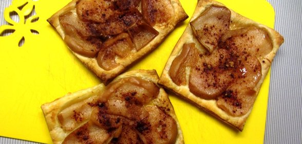 Слойка с консервированной грушей и заварным кремом