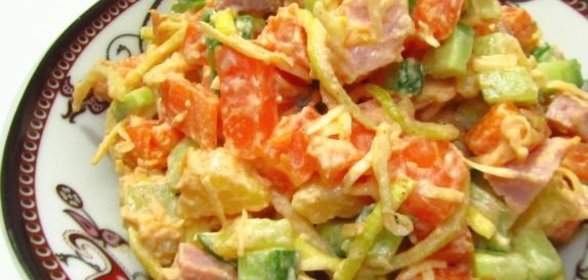 Салат с ветчиной, овощами и сыром